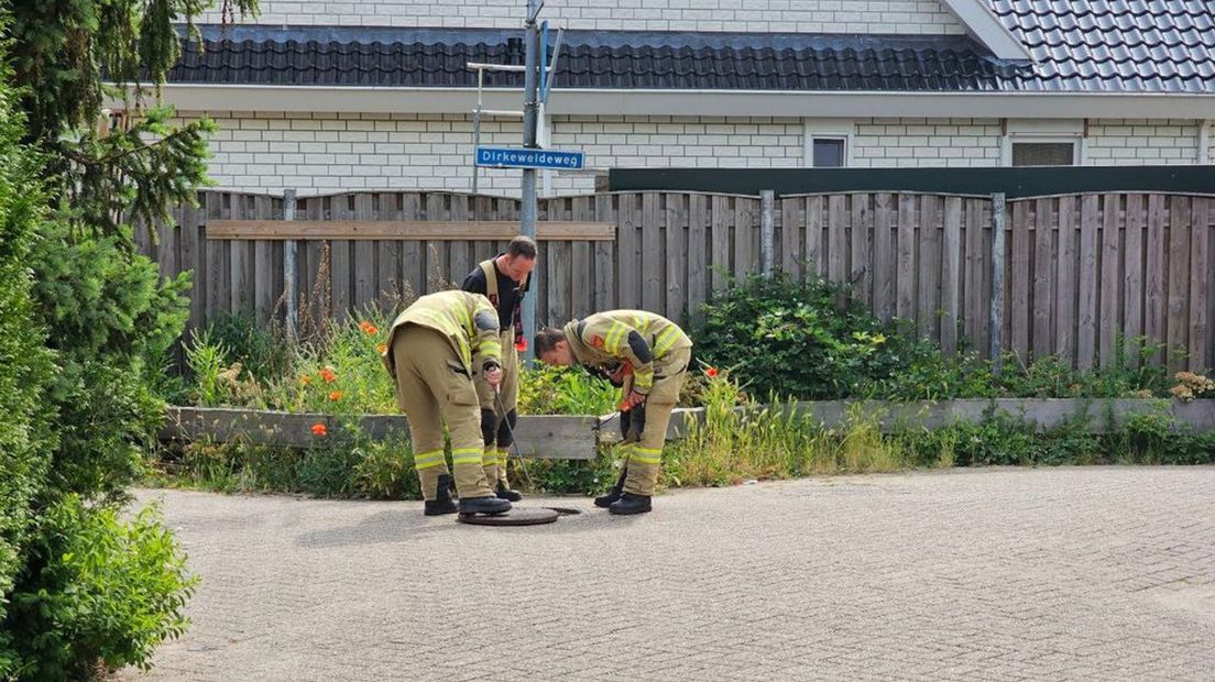 Brandweerlieden inspecteren een put