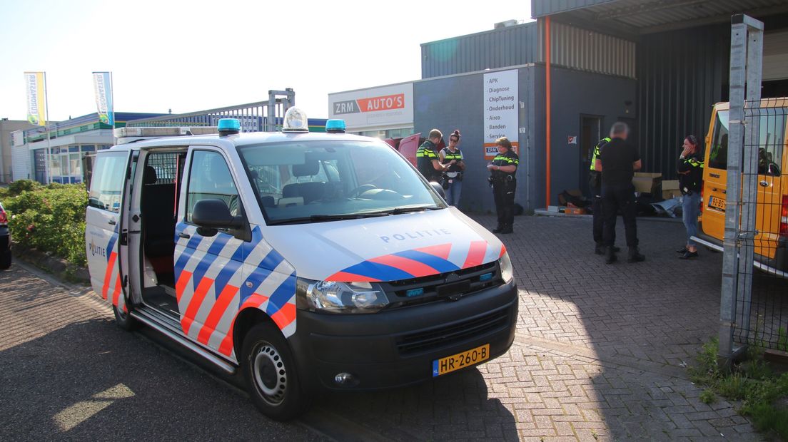 Twee aanhoudingen bij politie-inval bij autobedrijf in Goes