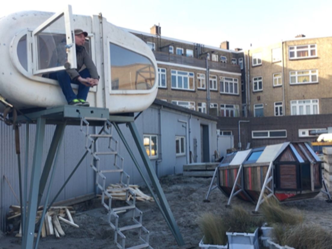 Campingbaas Thijs Masthoff in zijn zelfontworpen Sleeping Pod op de nieuwe stadscamping Culture Campsite