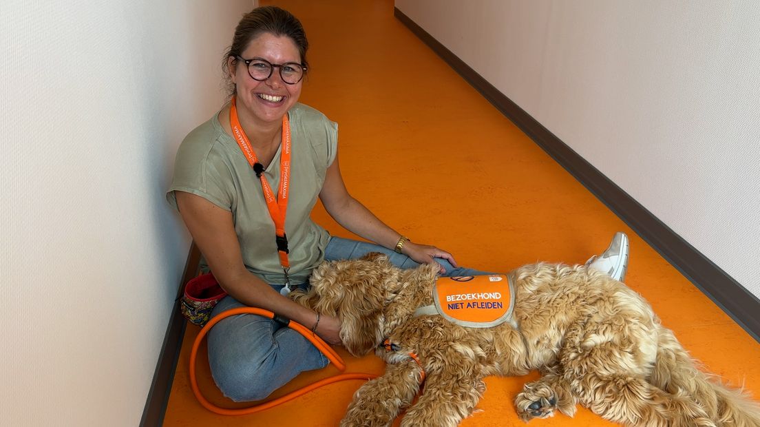 Laura deed samen met Flynn een speciale opleiding om de 'hondentaal' te begrijpen