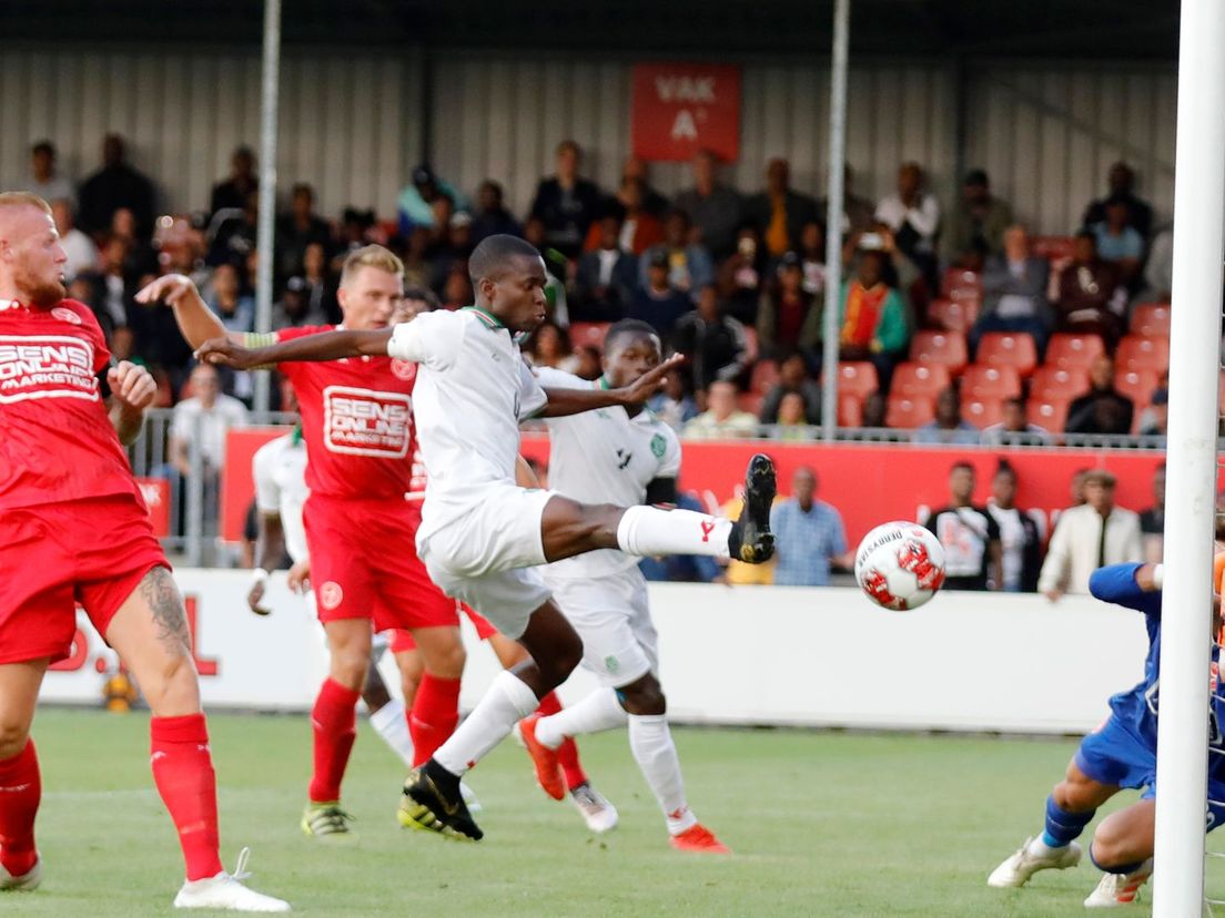 Het Surinaams Elftal (witte shirts) tijdens een oefenduel met Almere City in 2019