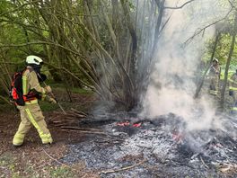 Brandweer blust brand bij landgoed Valkenstijn in Assen met emmers