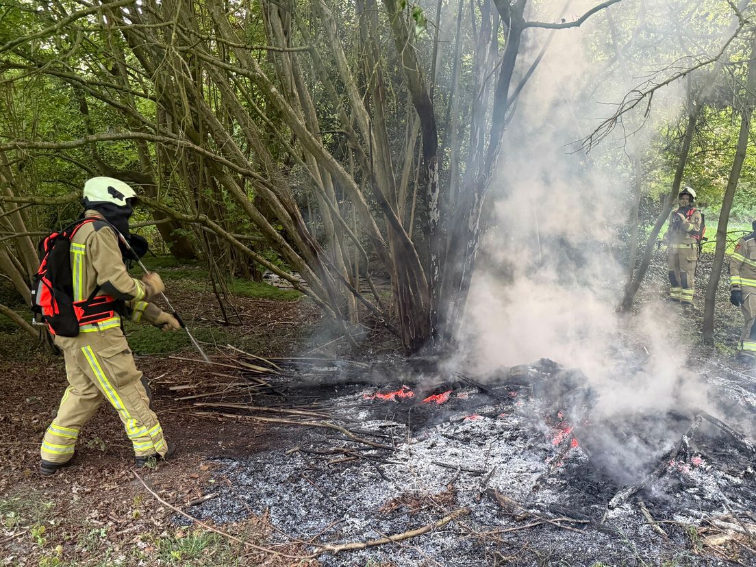 Brandweer blust brand bij landgoed Valkenstijn in Assen met emmers