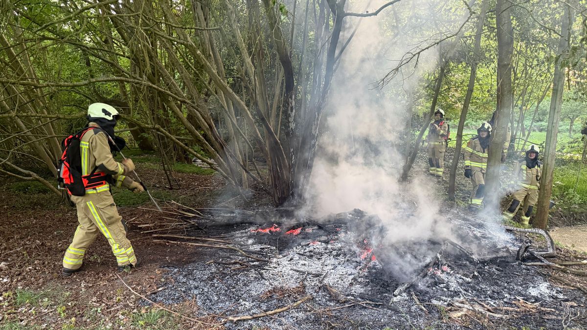 Brandweer blust brand bij landgoed Valkenstijn in Assen met emmers