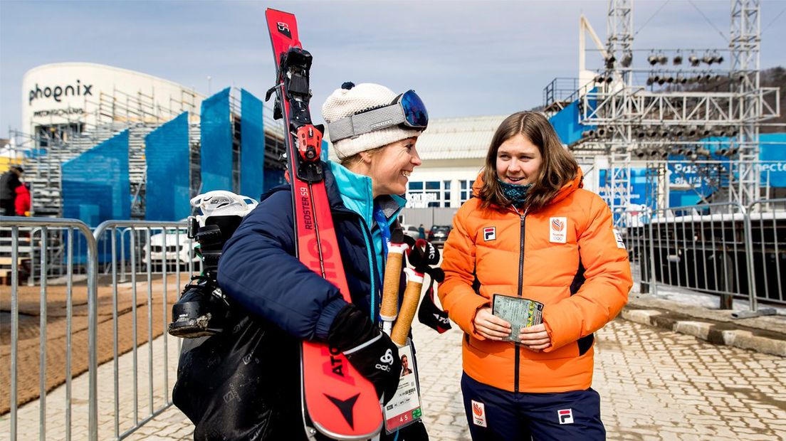 Oud-olympisch kampioene Nicolien Sauerbreij (links) en Michelle Dekker in Pyeongchang.