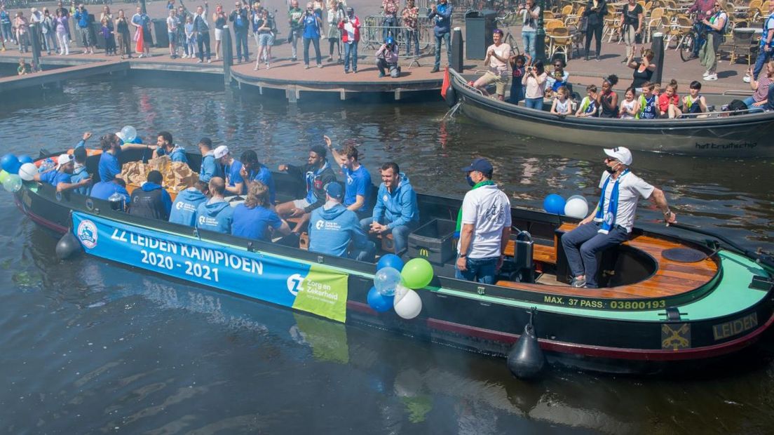 Een gedeelte van ZZ Leiden in een sloep