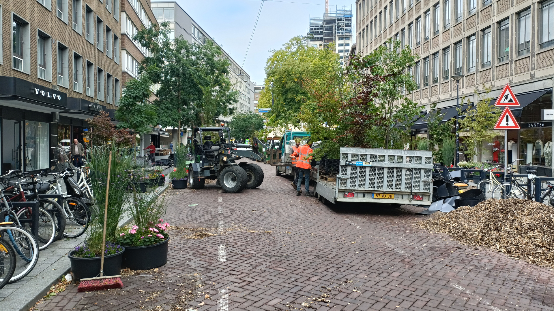 De Meent is bijna vrijgemaakt voor autoverkeer.