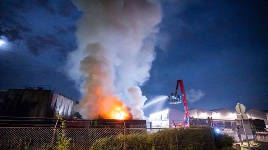 Brandweer in actie voor grote containerbrand op eigen terrein