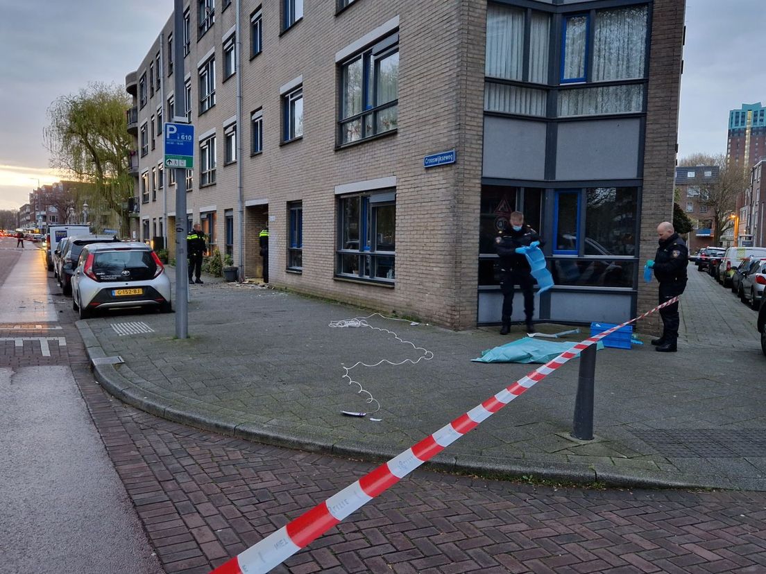 Het flatgebouw van de tweede aanslag binnen 24 uur. Op straat ligt wit elektriciteitsdraad, mogelijk gebruikt bij de aanslag.