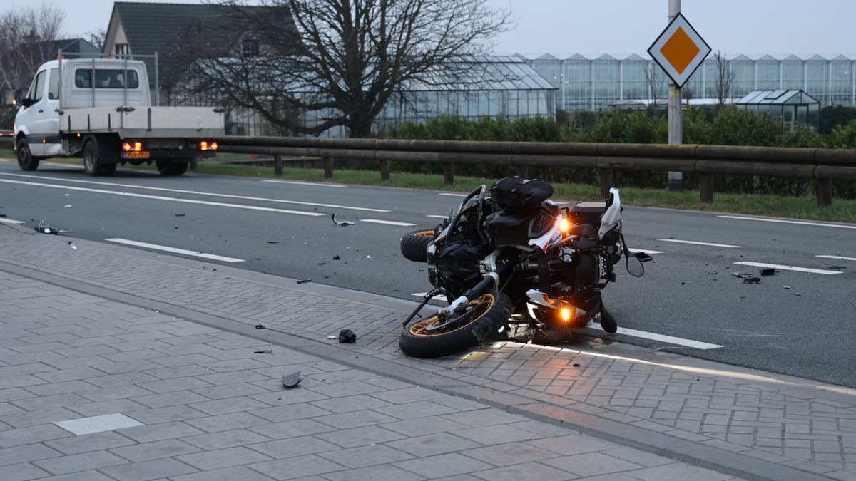 Motorrijder botst op bestelbus, weg afgesloten