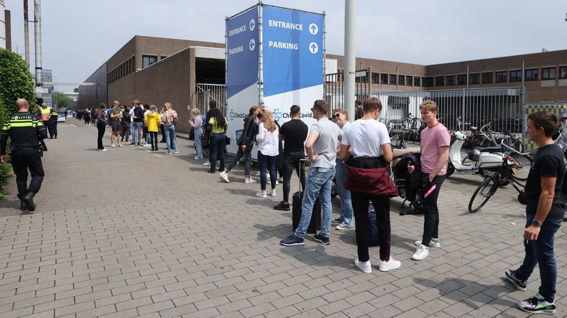 Bij De Werf vormden zich lange rijen