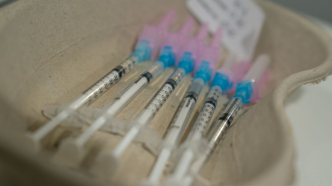 injectienaalden met coronavaccins, klaar voor gebruik