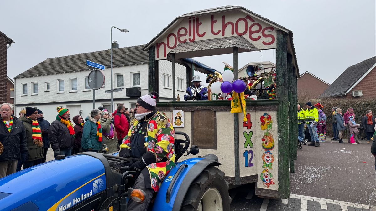 Is het vastelaovend of toch niet? Optocht trekt door Velden vanwege Gekke Maondaag