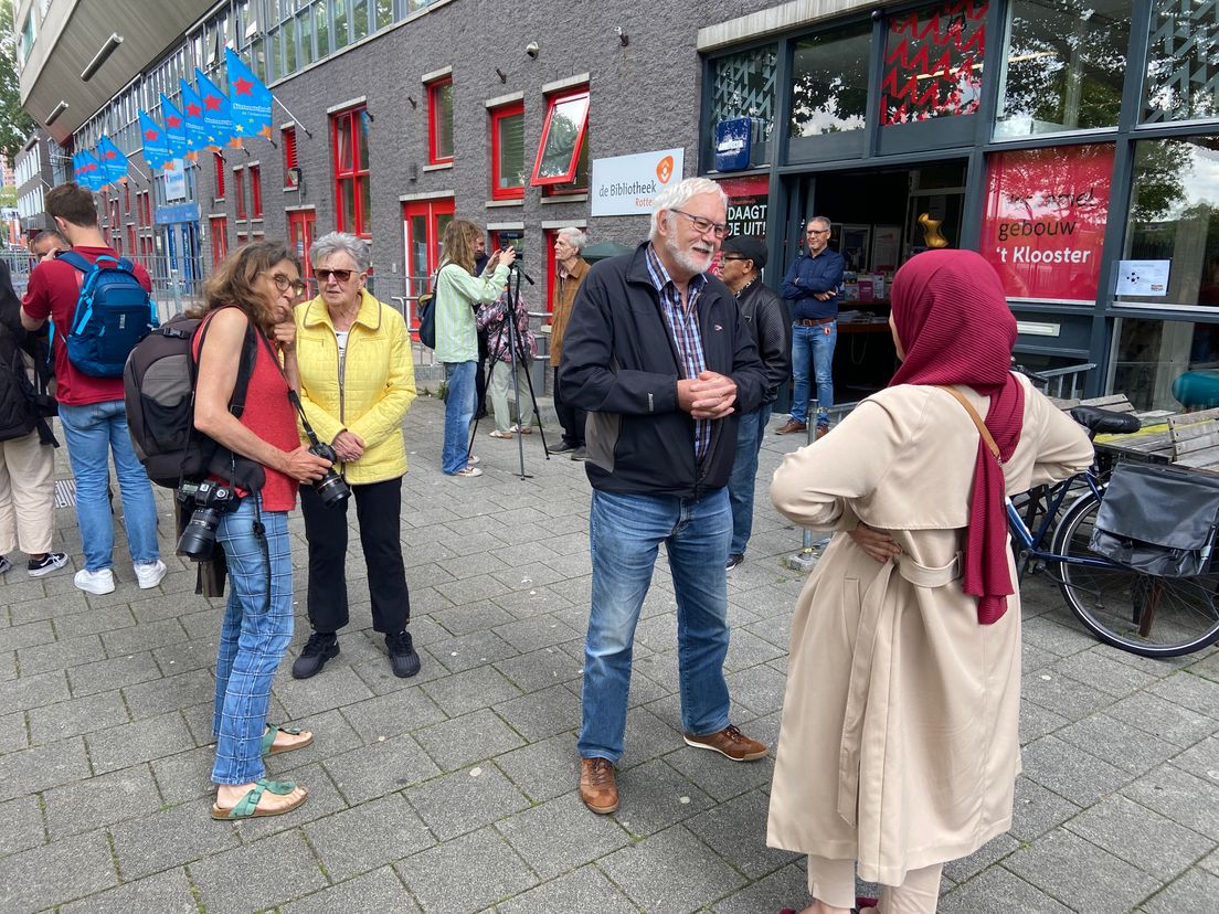Bewoners praten na over het bezoek van burgemeester Aboutaleb.