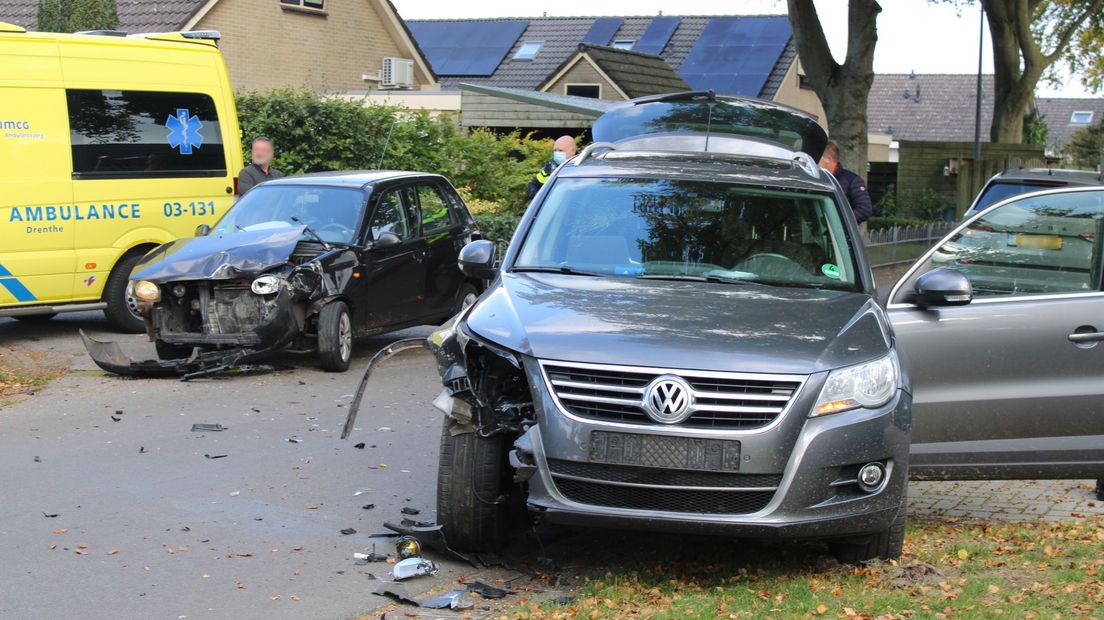 Door het ongeluk liepen beide auto's veel schade op (Rechten: De Vries Media)