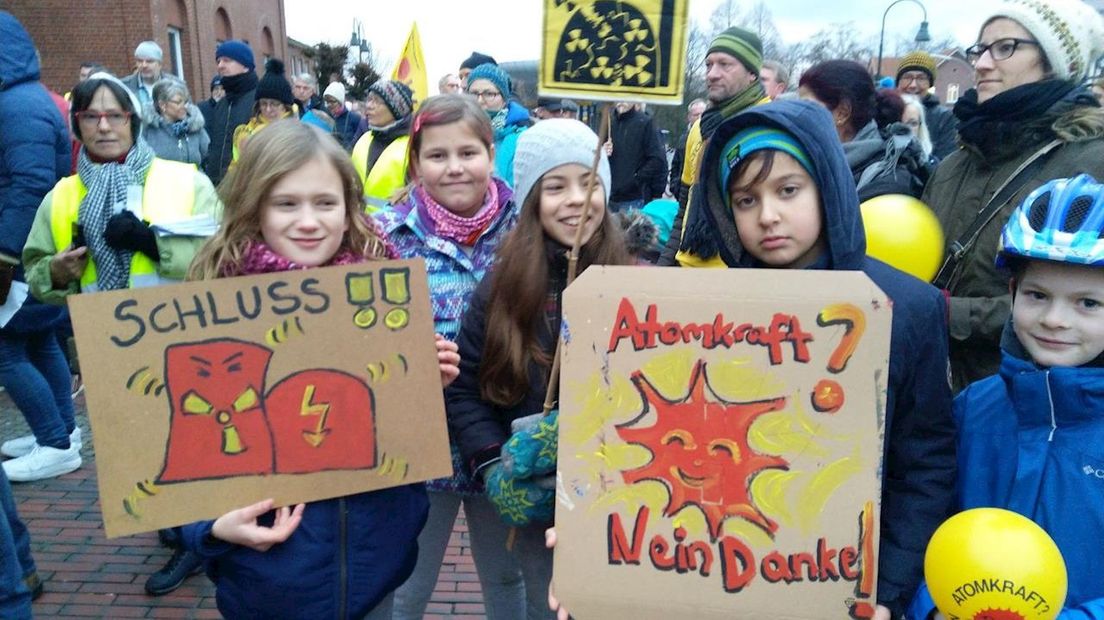 Tientallen mensen protesteren in Lingen tegen kerncentrale