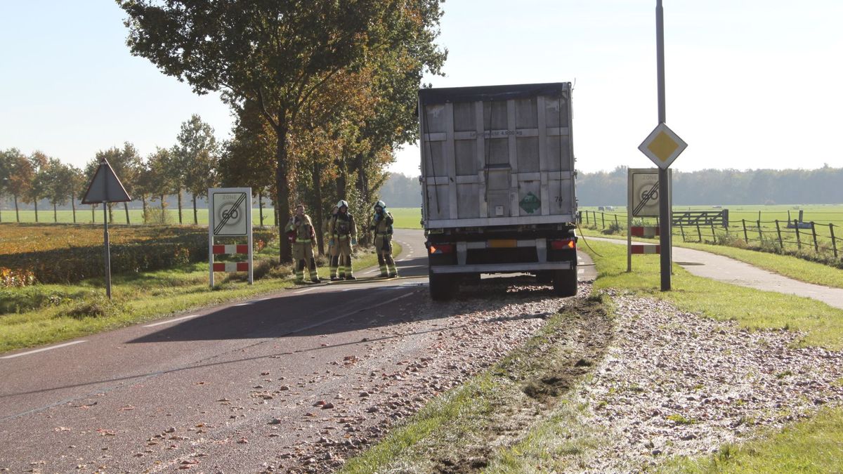 Vrachtwagen verliest slachtafval bij botsing in Wijster
