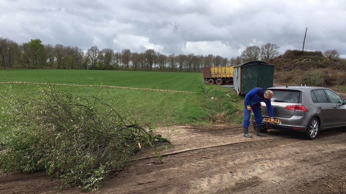 Hout wordt afgeleverd bij het paasvuur van Dijkerhoek