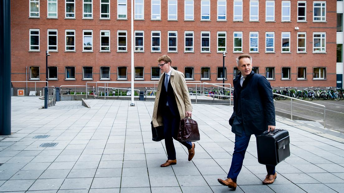Advocaat Pieter Hoogendam (R) op weg naar de rechtbank in Utrecht.