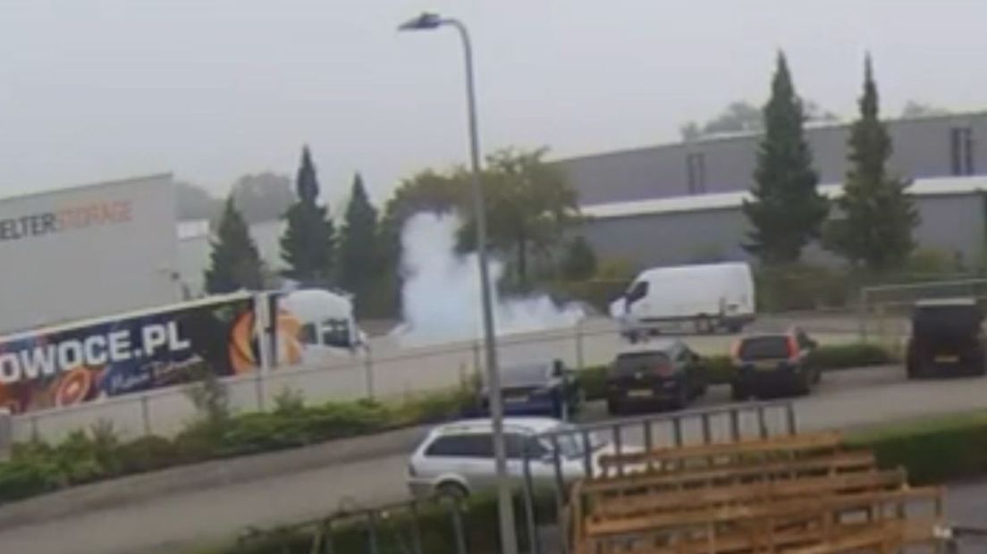 Het incident met de brandblusser werd gefilmd door de beveiligingscamera van een aangrenzend bedrijf.