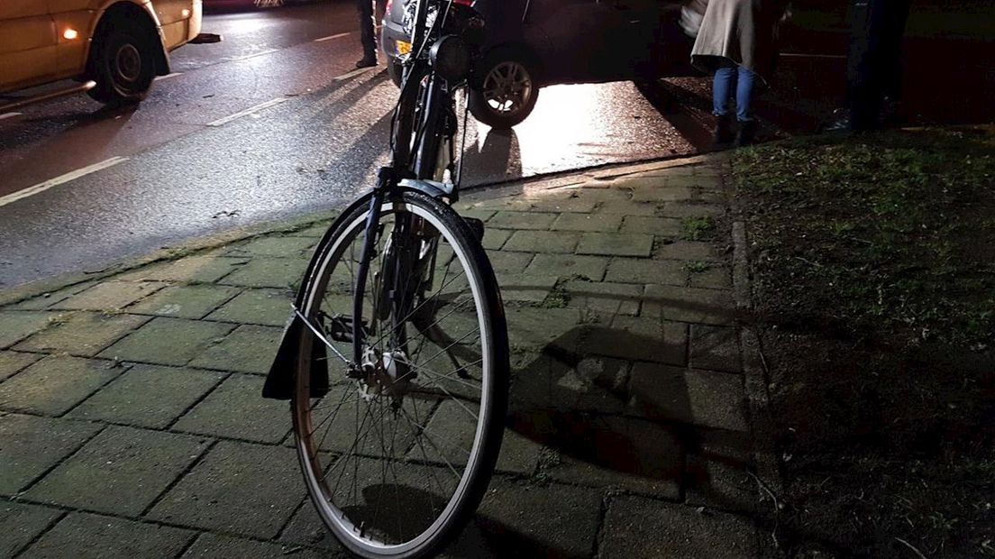 De fietser is met onbekend letsel naar het ziekenhuis gebracht