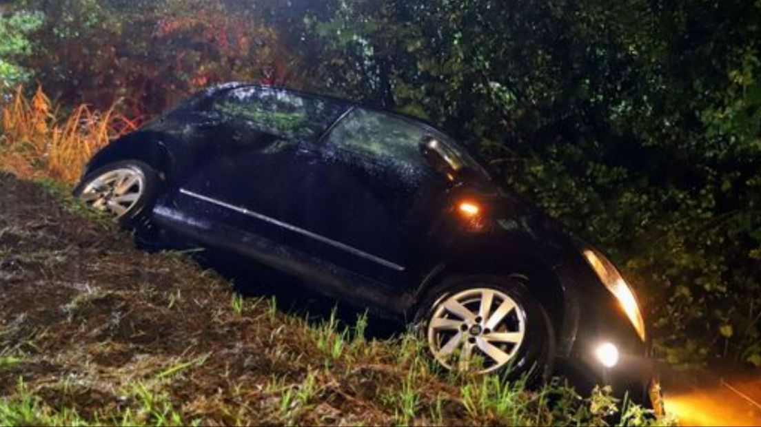 Auto rijdt van de dijk in Nederhemert