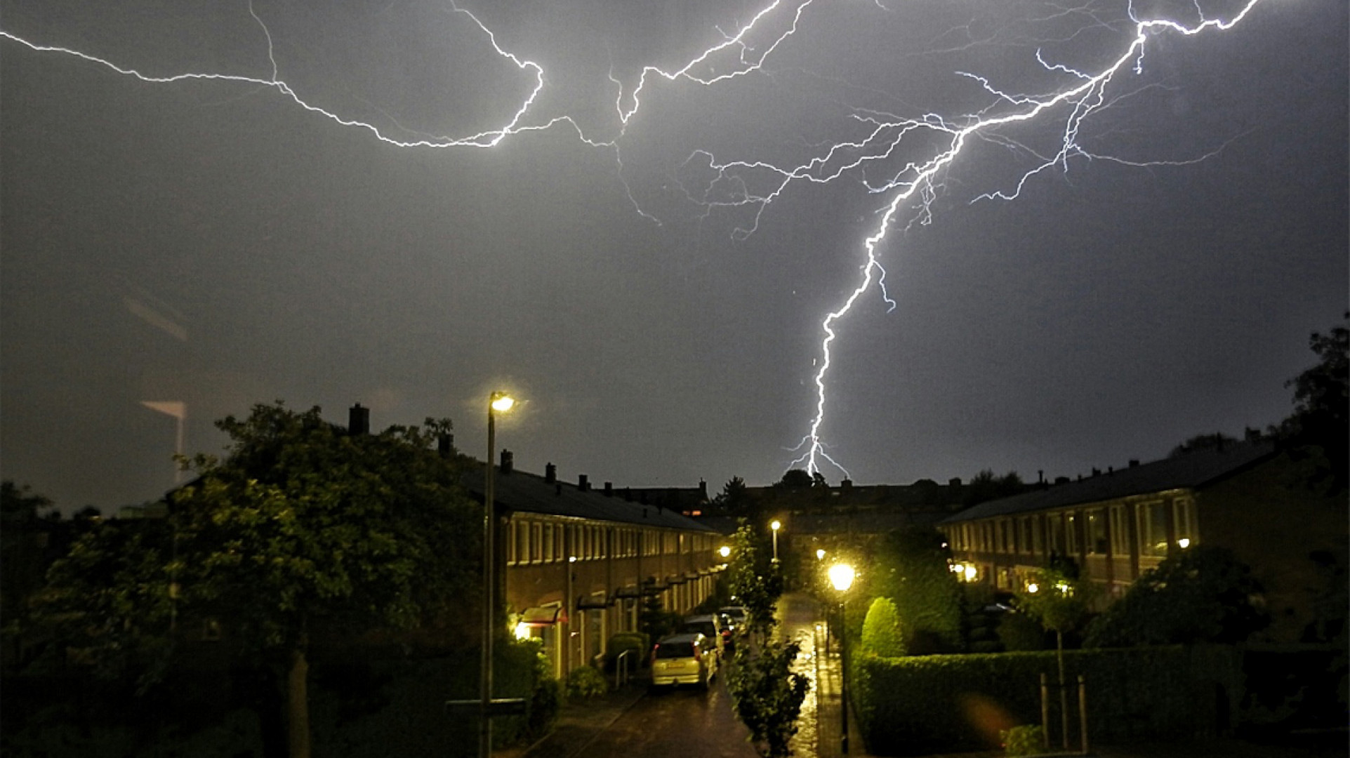 Onweersbuien Met Hagel En Windstoten Op Komst, KNMI Waarschuwt Met Code ...