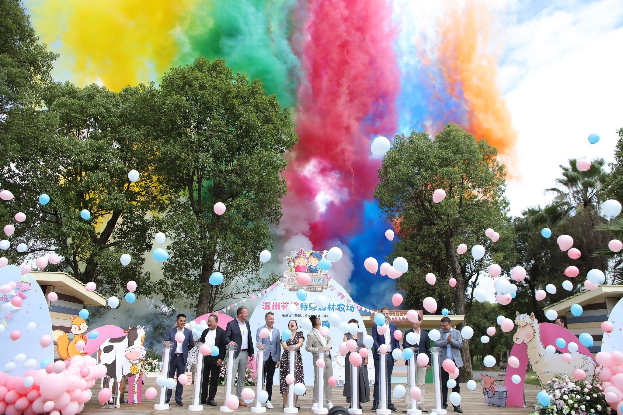 Mascottes Fien en Teun van Avonturenboerderij Molenwaard krijgen hun eigen themapark in China