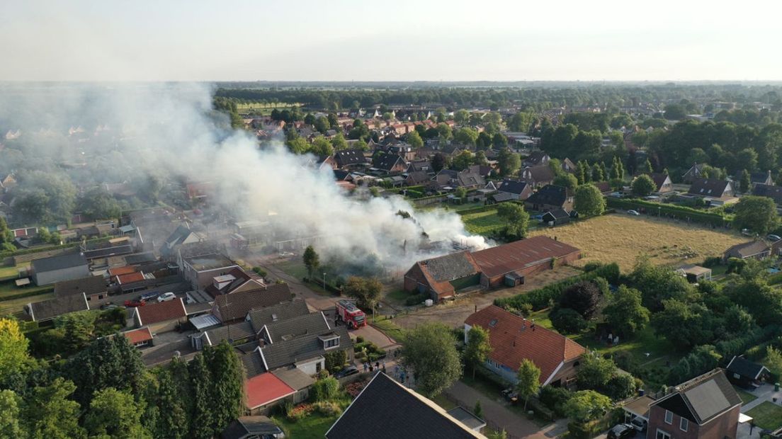 De rook is in de wijde omtrek te zien