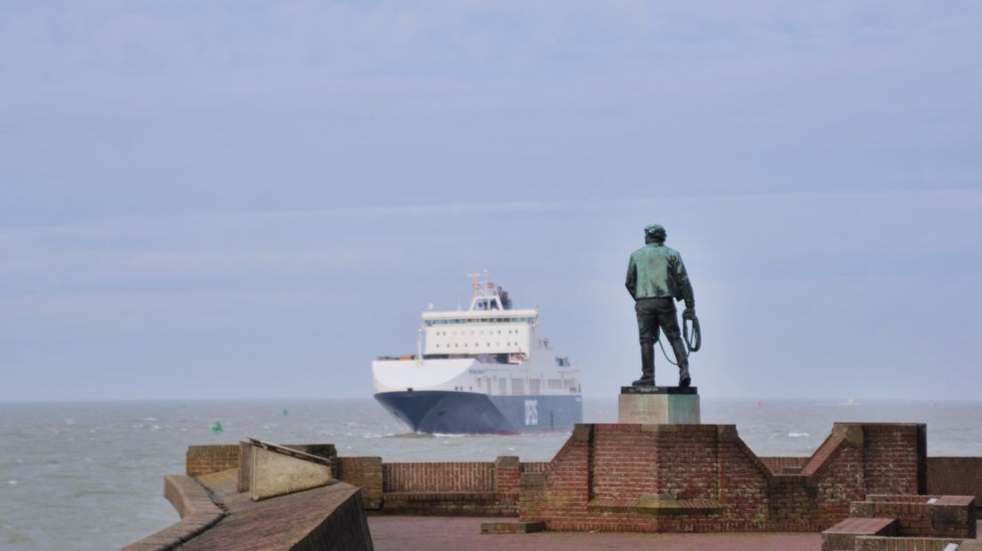 Standbeeld van mensenredder Frans Naerebout in Vlissingen kijkt uit over de Westerschelde