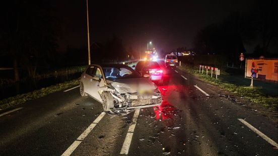 Veel blikschade na botsing tussen twee autos. Veel blikschade na botsing tussen twee autos.