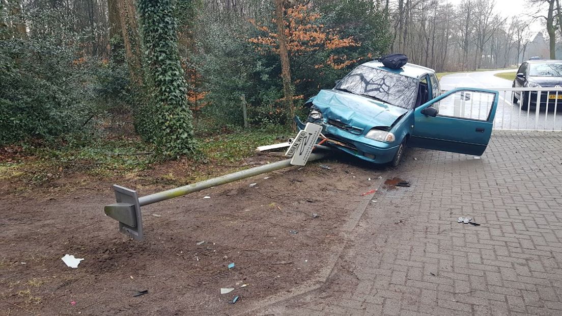 Auto ramt hekwerk in Enschede: bijrijder gewond naar ziekenhuis