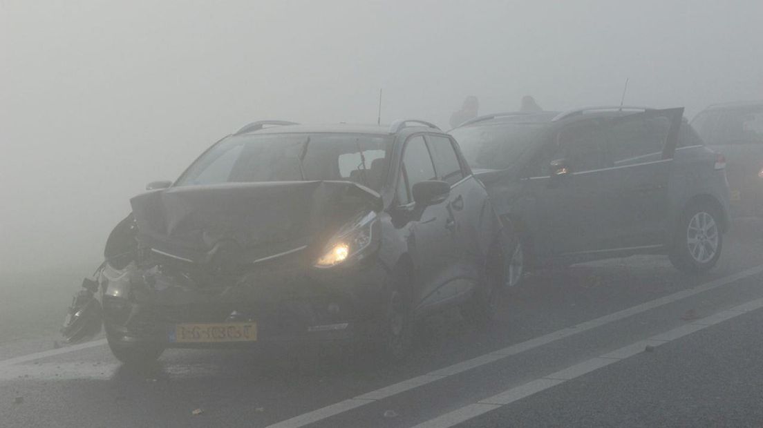 Door de dichte mist botsten tien auto's op de N350 in Rijssen