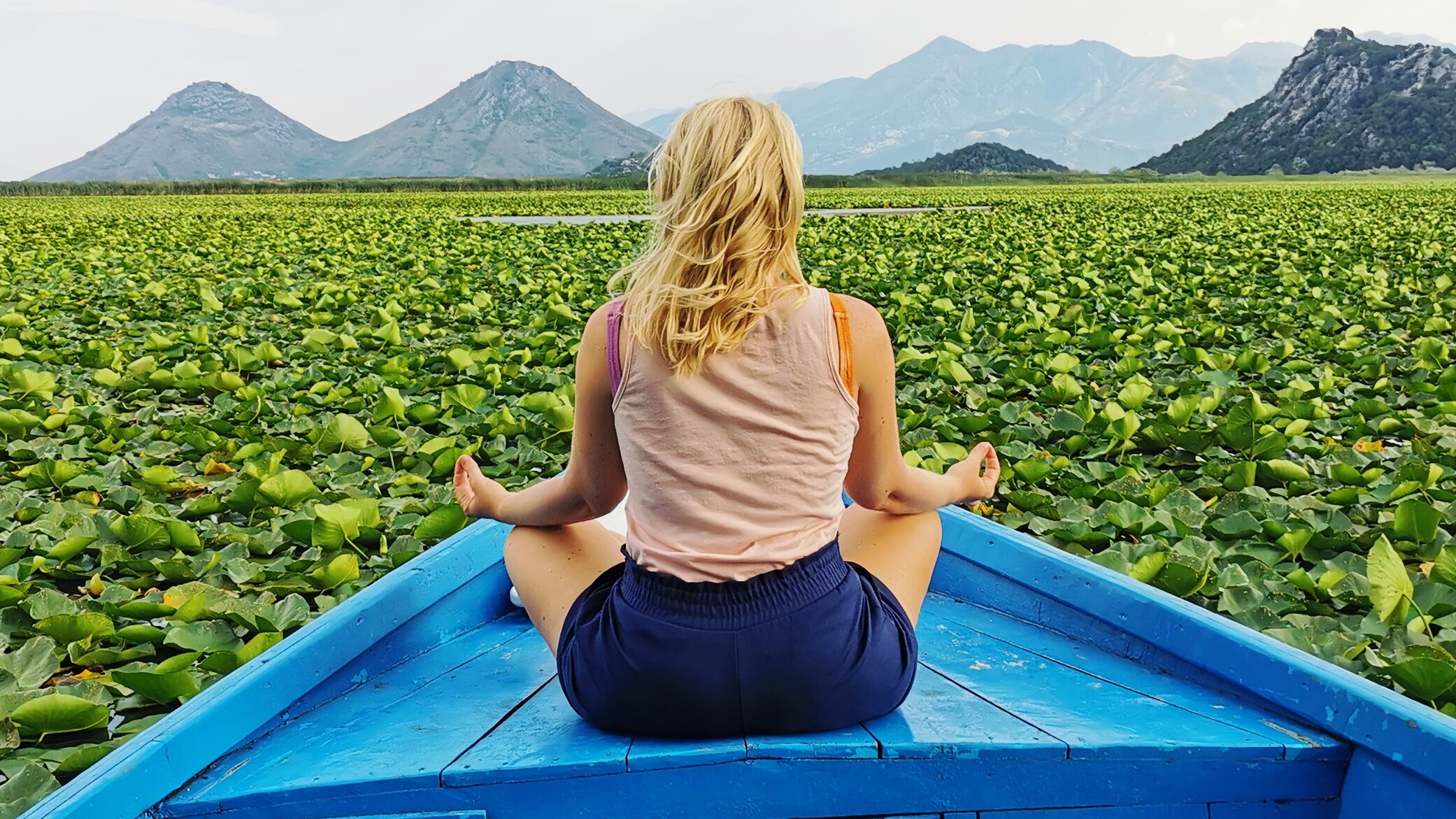 Meditearje kin no ek yn it Frysk: “Slút de eagen, lit alles mar swier wurde”