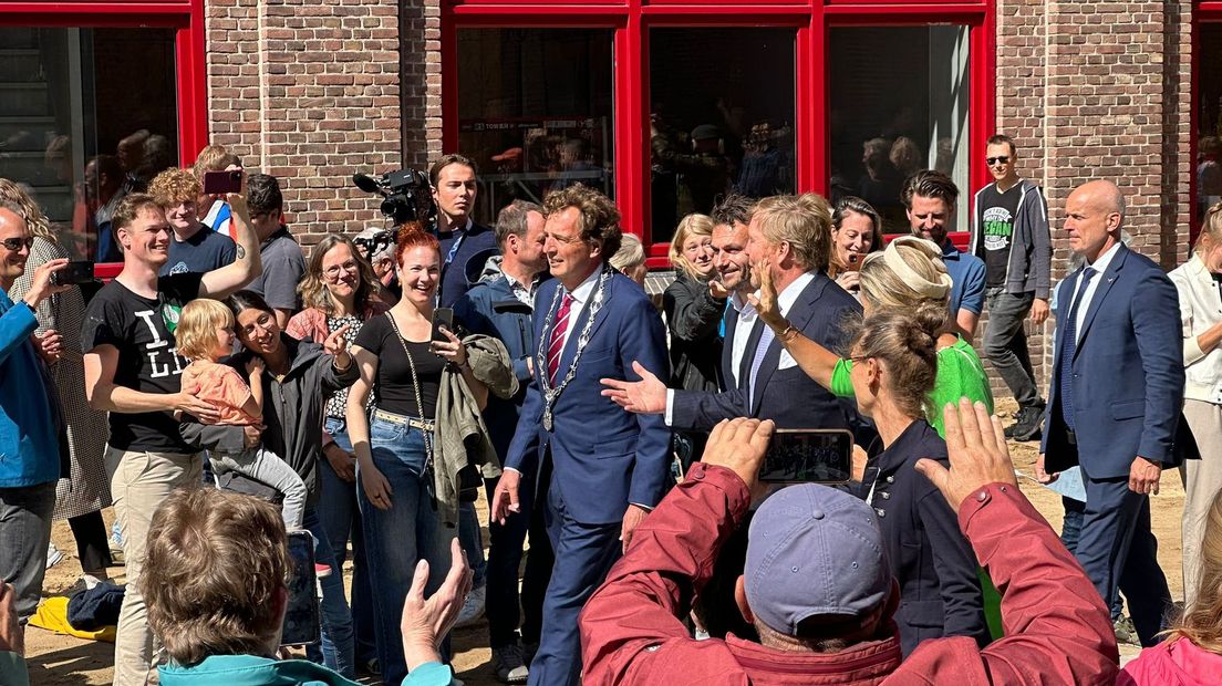 Burgemeester René Verhulst met het koninklijk paar.