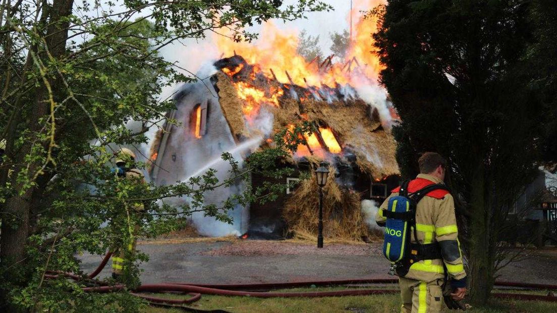 De brandweer is zondag groots uitgerukt voor een uitslaande woningbrand in Klarenbeek. In het dorp ten oosten van Apeldoorn vatte een vrijstaand huis met een rieten dak vlam.