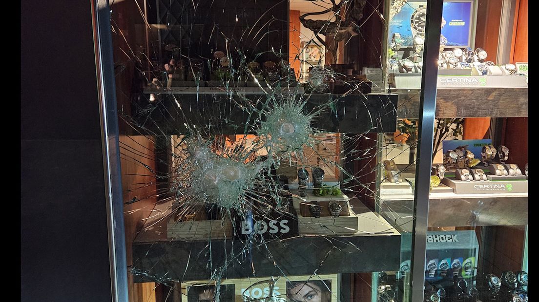 Het vervangen van het veiligheidsglas kost bijna 10.000 euro.