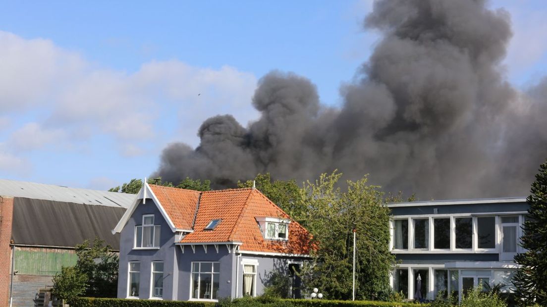Rookontwikkeling bij de brand in Kiel-Windeweer (Rechten: Van Oost Media)