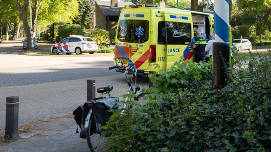 Fietser gewond na aanrijding in Baarn, automobilist rijdt door. Fietser gewond na aanrijding in Baarn, automobilist rijdt door.