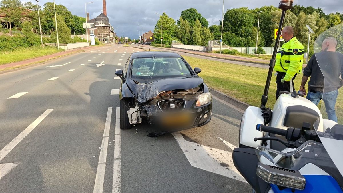 Bestuurster ramt lantaarnpaal en rijdt door