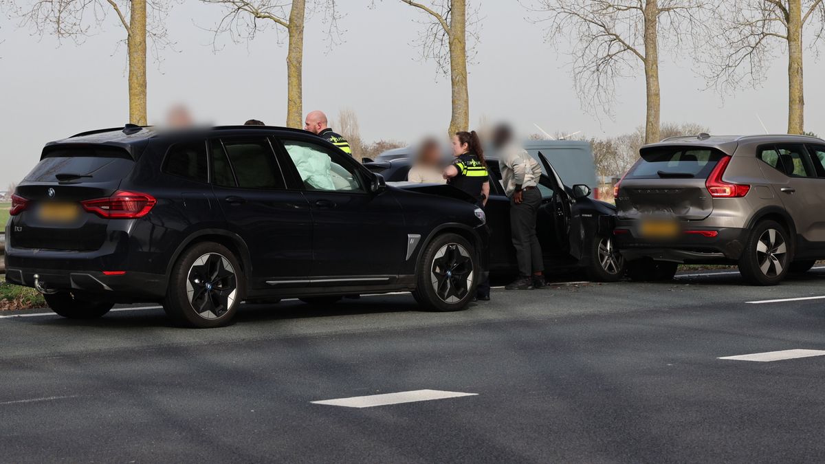 Drie auto's op elkaar op A20, file van meer dan uur