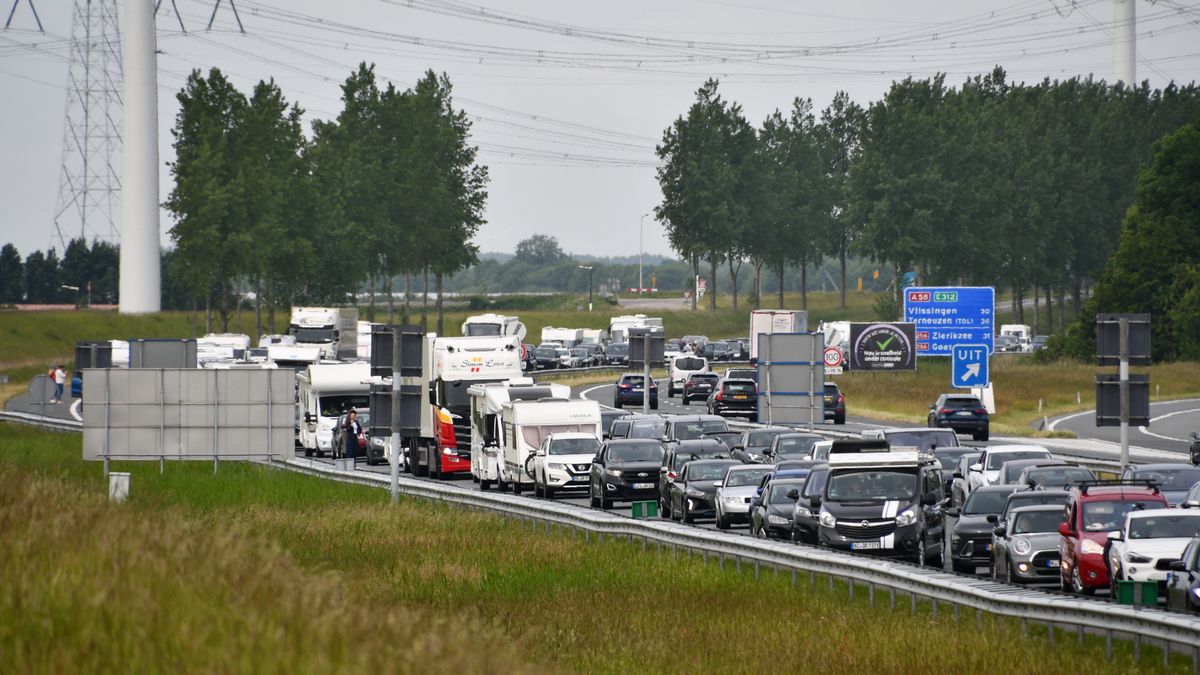 'Urenlange files zijn onacceptabel', Van der Maas eist actie na Vlaketunnel-chaos