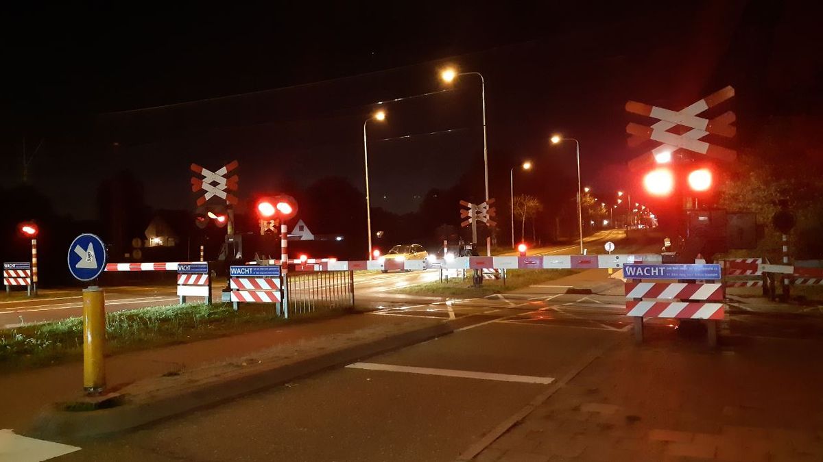 Levensgevaarlijk: jongeren leggen stenen op het spoor - Omroep Gelderland