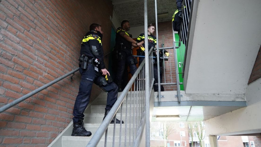 De politie valt een huis in Beijum binnen