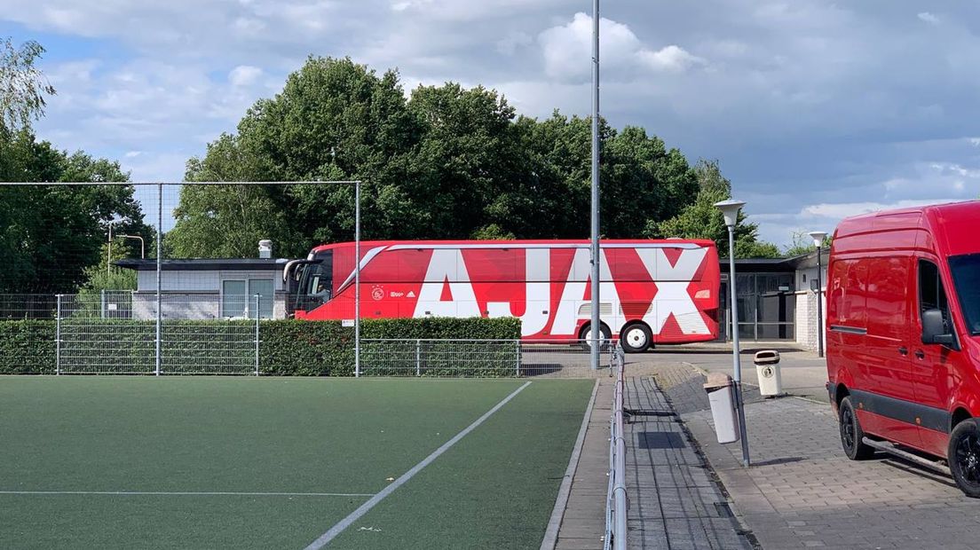De bus van Ajax op de parkeerplaats van Quick'20