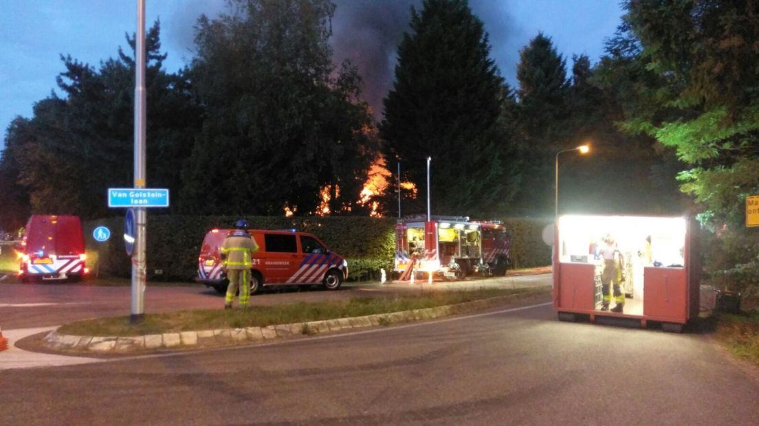 Er heeft woensdagavond een zeer grote brand gewoed in een vrijstaand huis in Ugchelen. Het ging om een villa met deels een rieten dak. Het pand was niet meer te redden, de brandweer heeft het vuur gecontroleerd laten uitbranden.