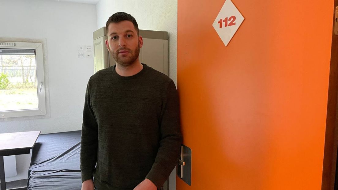 Locatie-coördinator Batal laat de kamers zien van de toekomstige bewoners