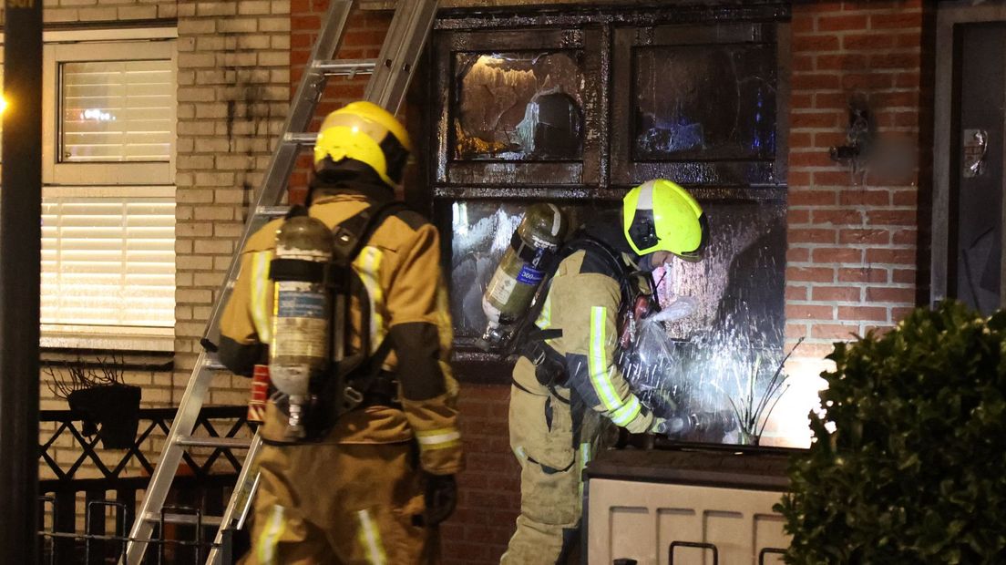 In de Rockanjestraat in Zoetermeer werd een brandend voorwerp tegen een woning gegooid