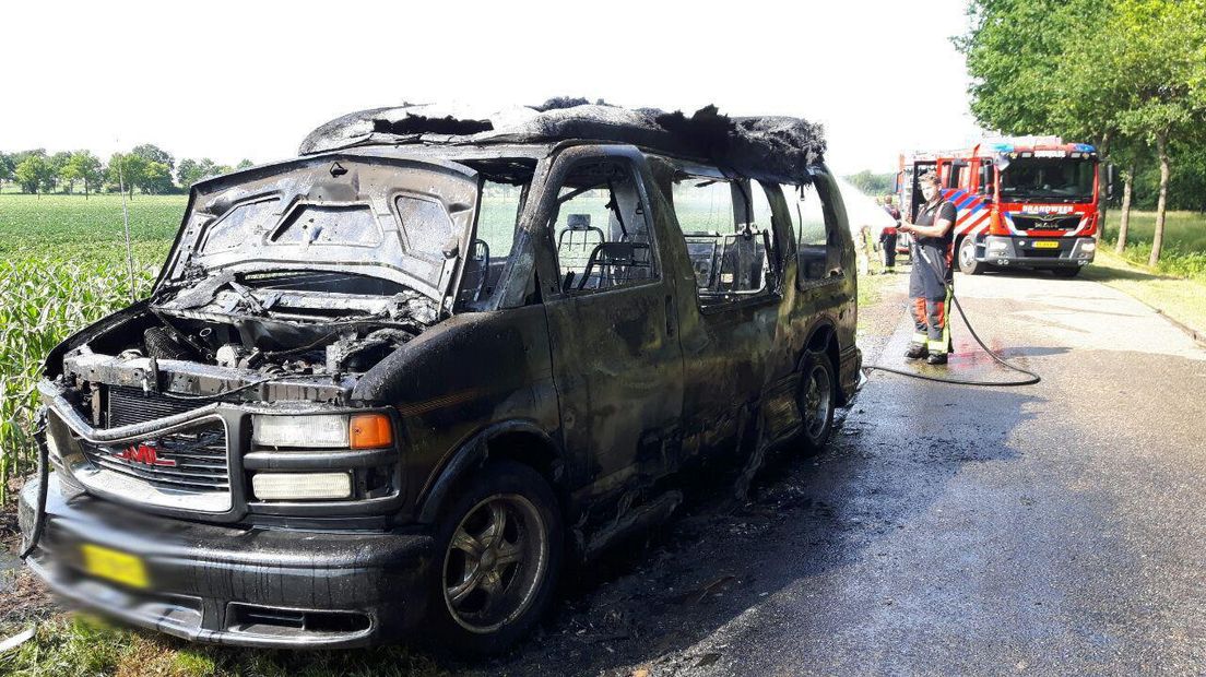 De camper brandde helemaal uit (Rechten: Persbureau Meter)