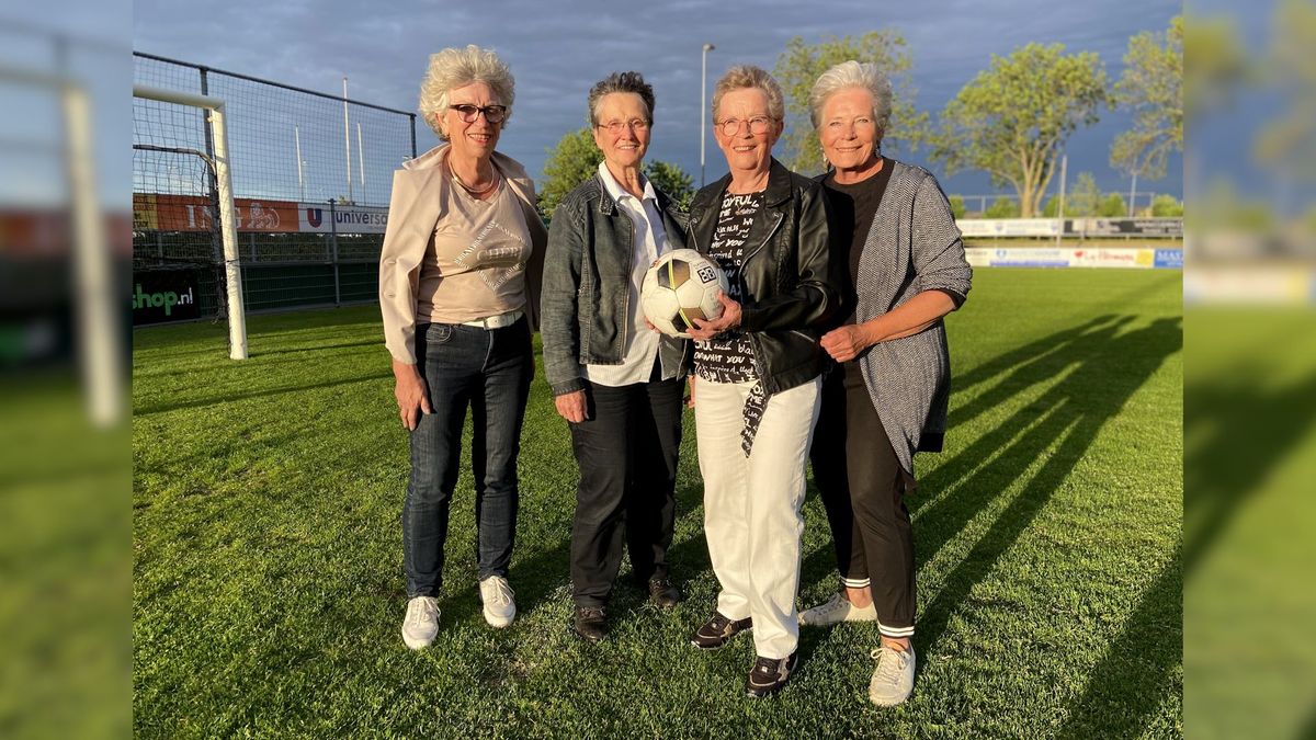 50 jaar damesvoetbal bij VV Smitshoek: ‘Ik heb wel eens gehoord dat iemand in haar bovenbeen gebeten